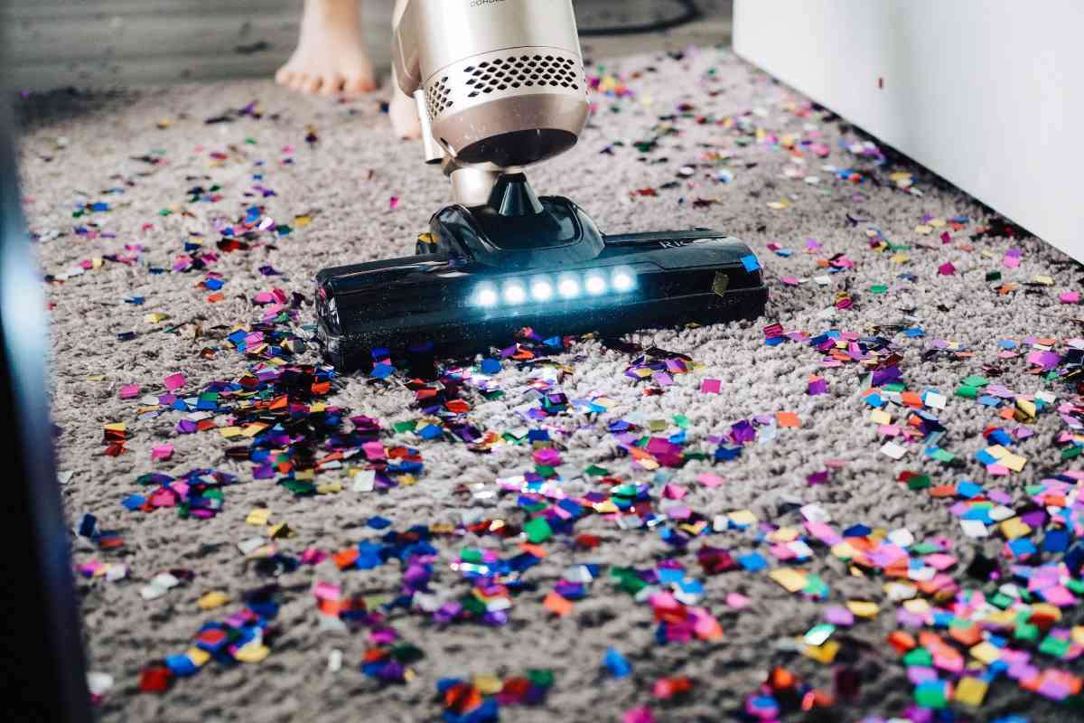 Una donna pulisce casa (ph Unsplash)
