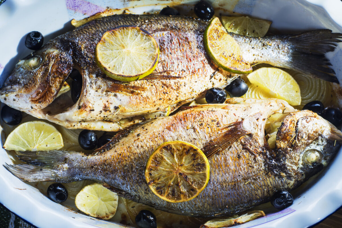 Orata al forno con limone e olive