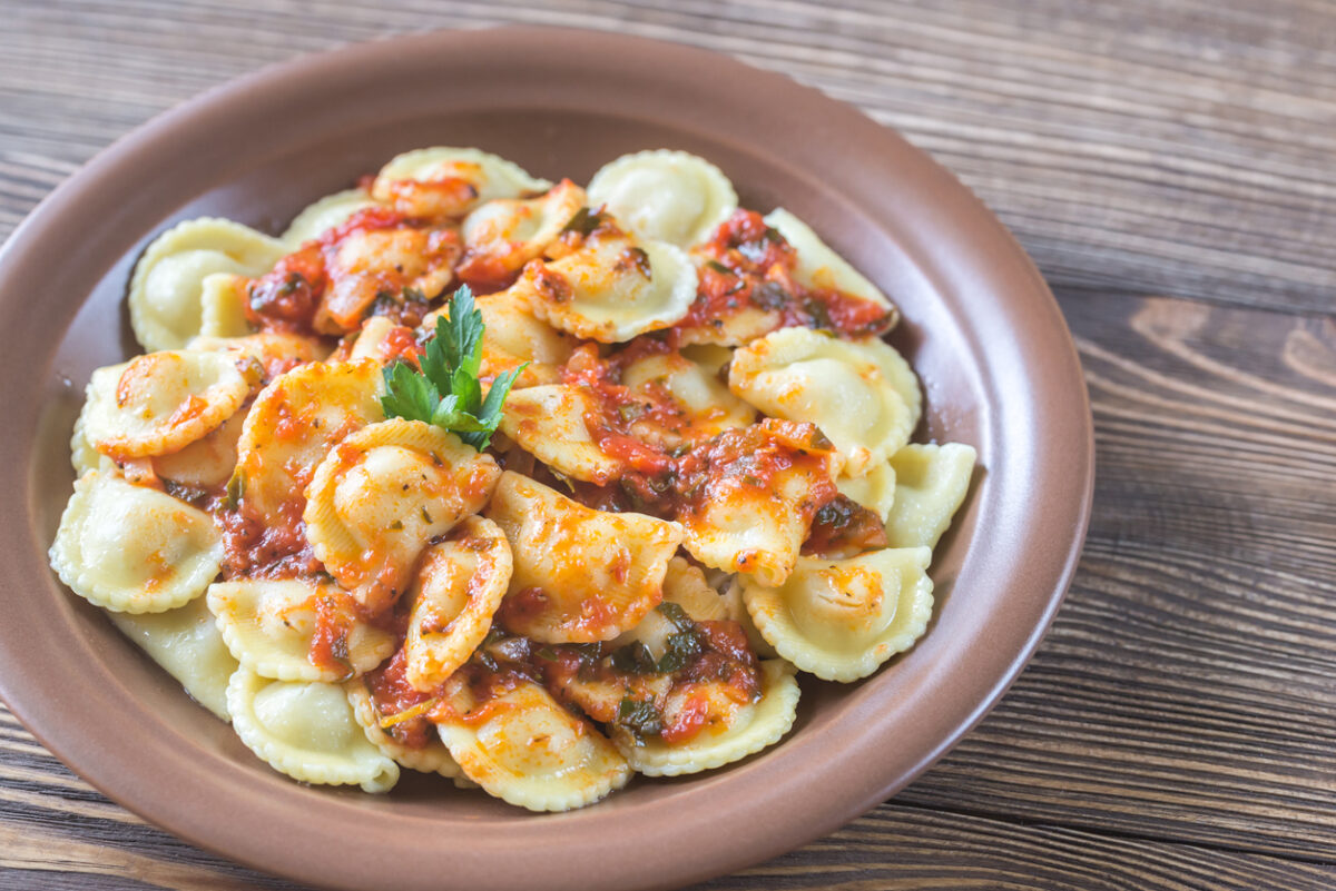 Ravioli al sugo con ricci di mare