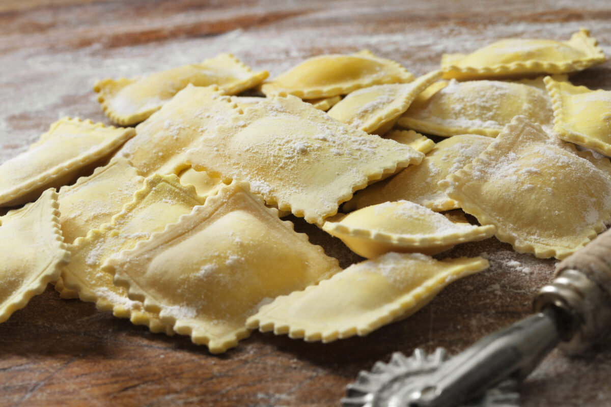 Ravioli al sugo con ricci di mare