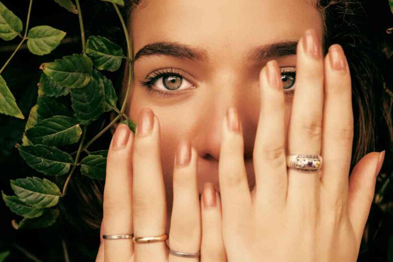 Una ragazza mostra la sua manicure (ph Unsplash)