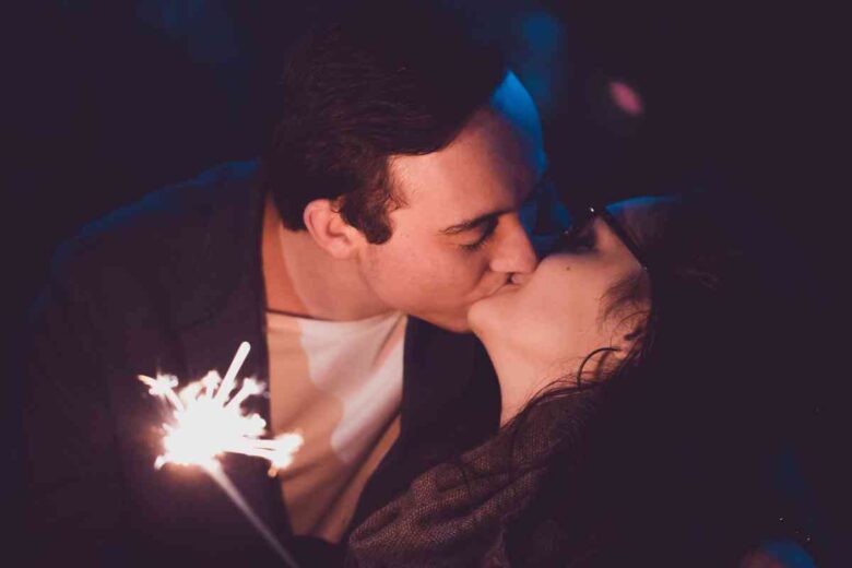 Una coppia si bacia a Capodanno (ph Unsplash)