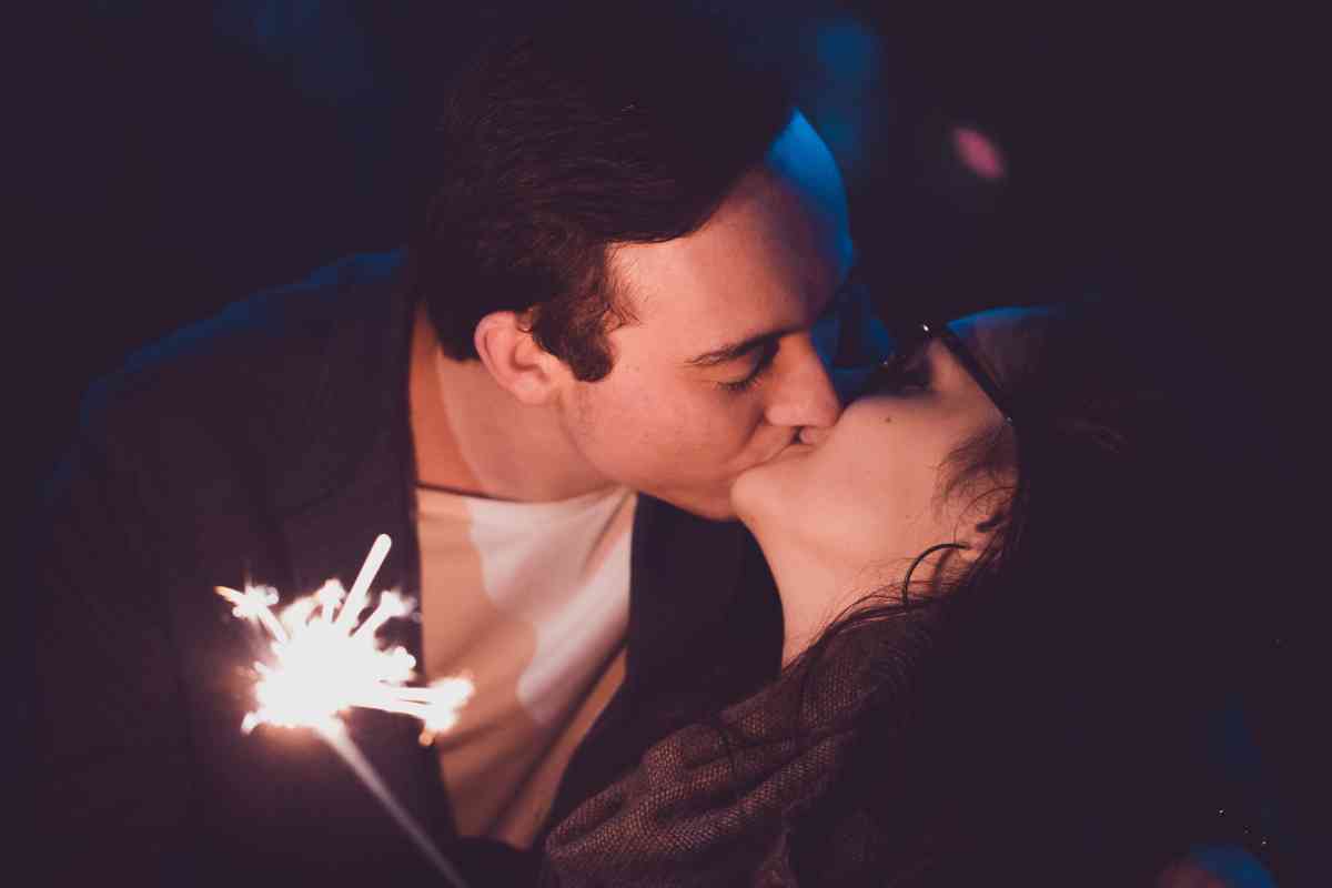 Una coppia si bacia a Capodanno (ph Unsplash)