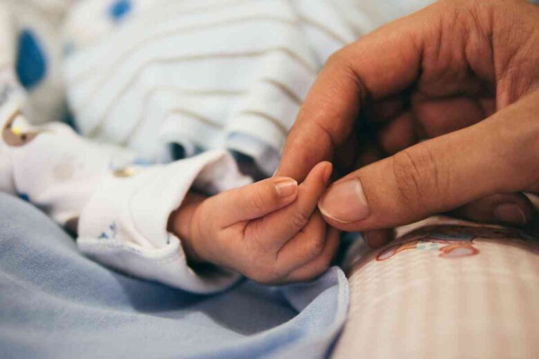 Una madre con il figlio (ph Unsplash)