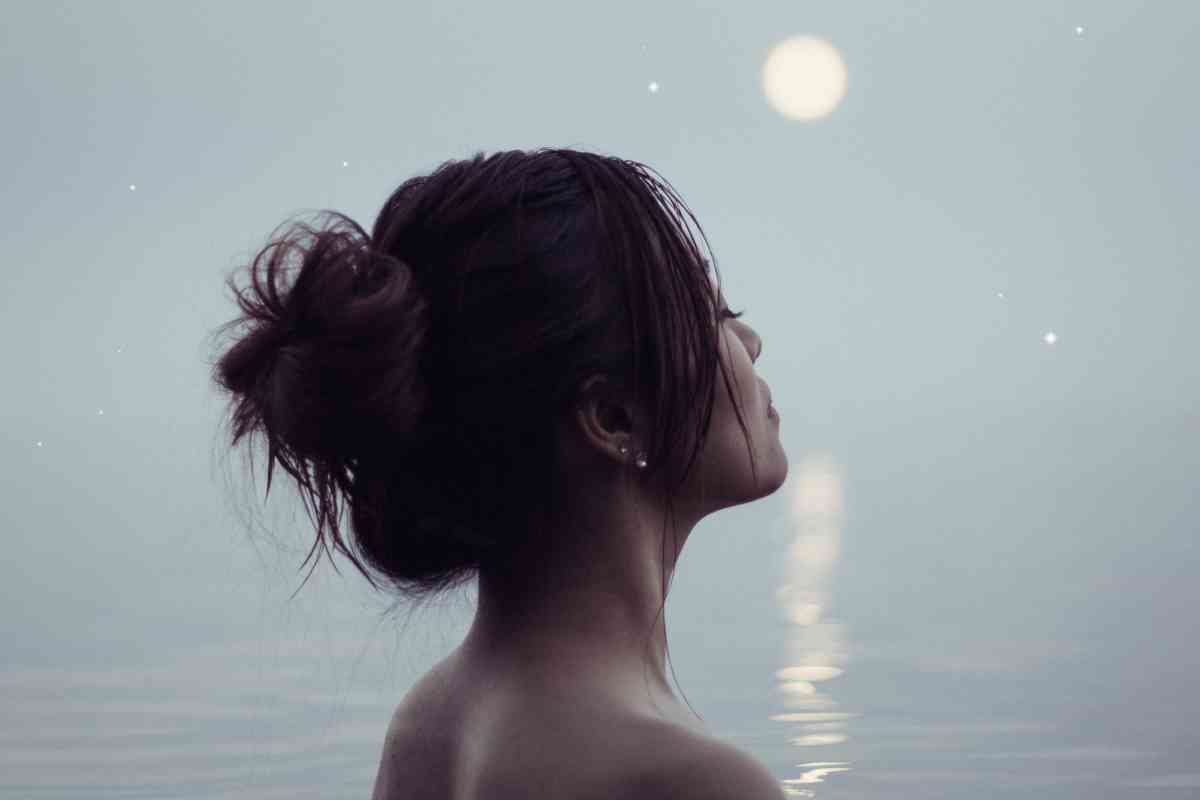 Una donna fa il bagno al chiaror di luna (ph Unsplash)