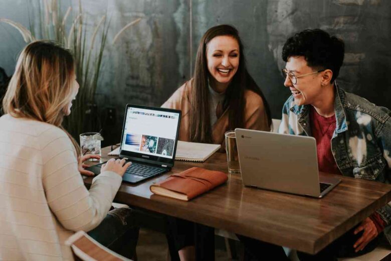 Tre studenti in un bar (ph Unsplash)