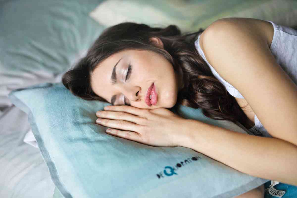 Una donna dorme (ph Unsplash)
