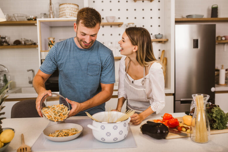 Pasta con stracciatella e speck