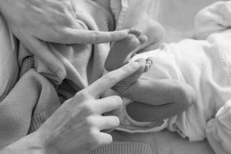 Una mamma con il proprio bimbo (ph Unsplash)
