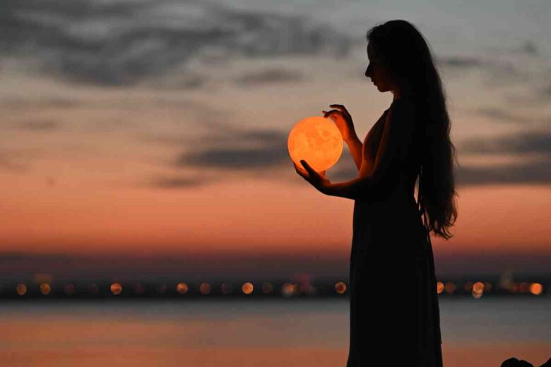 Una donna con la Luna in mano (ph Unsplash)