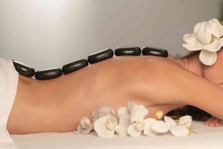 Una donna in una spa (ph Unsplash)