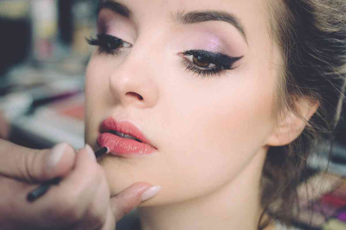 Una donna viene truccata (ph Unsplash)