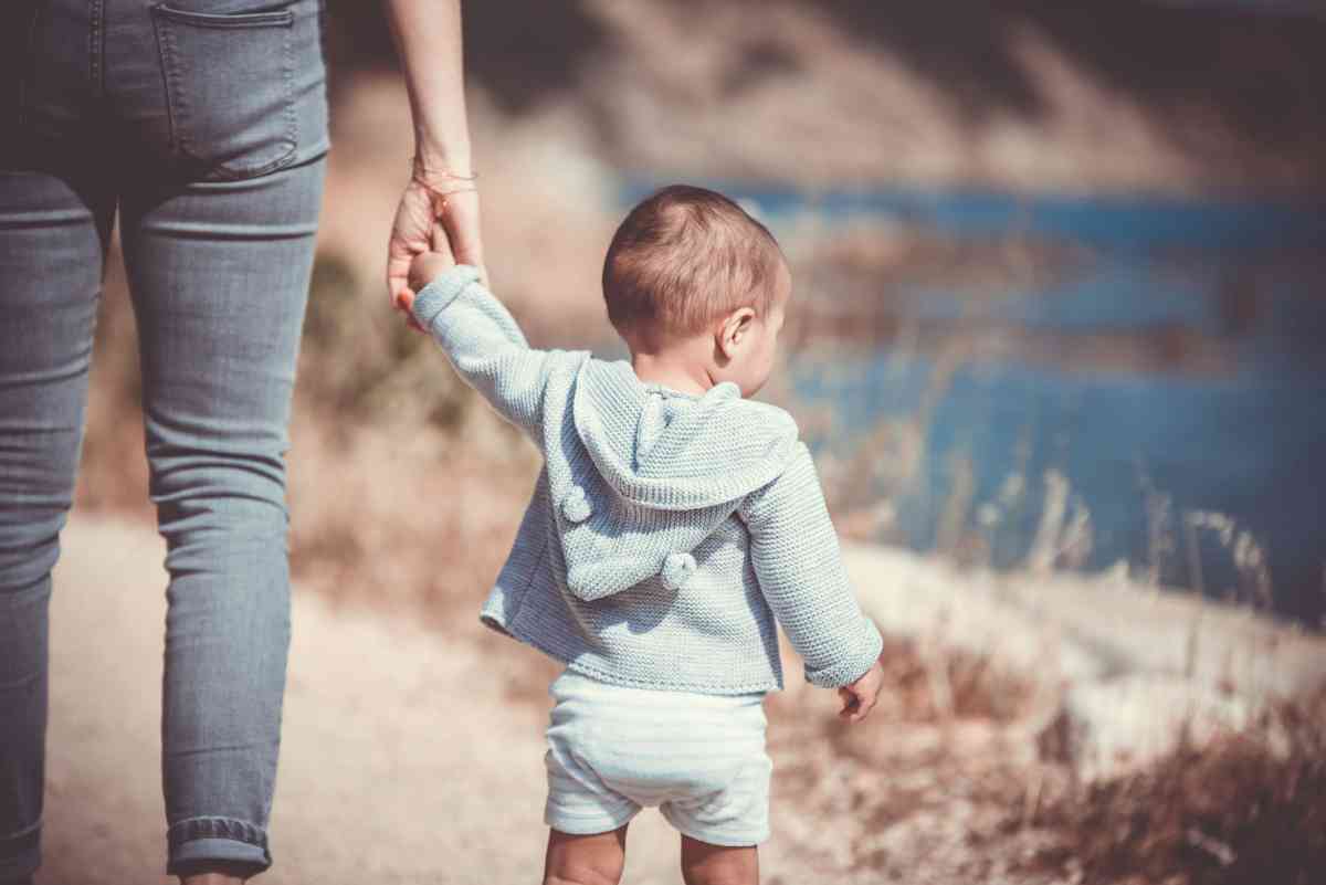 Una madre con il figlio (ph Unsplash)