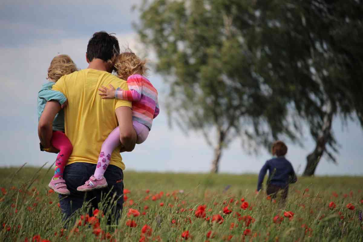 Un padre con i figli (ph Unsplash)