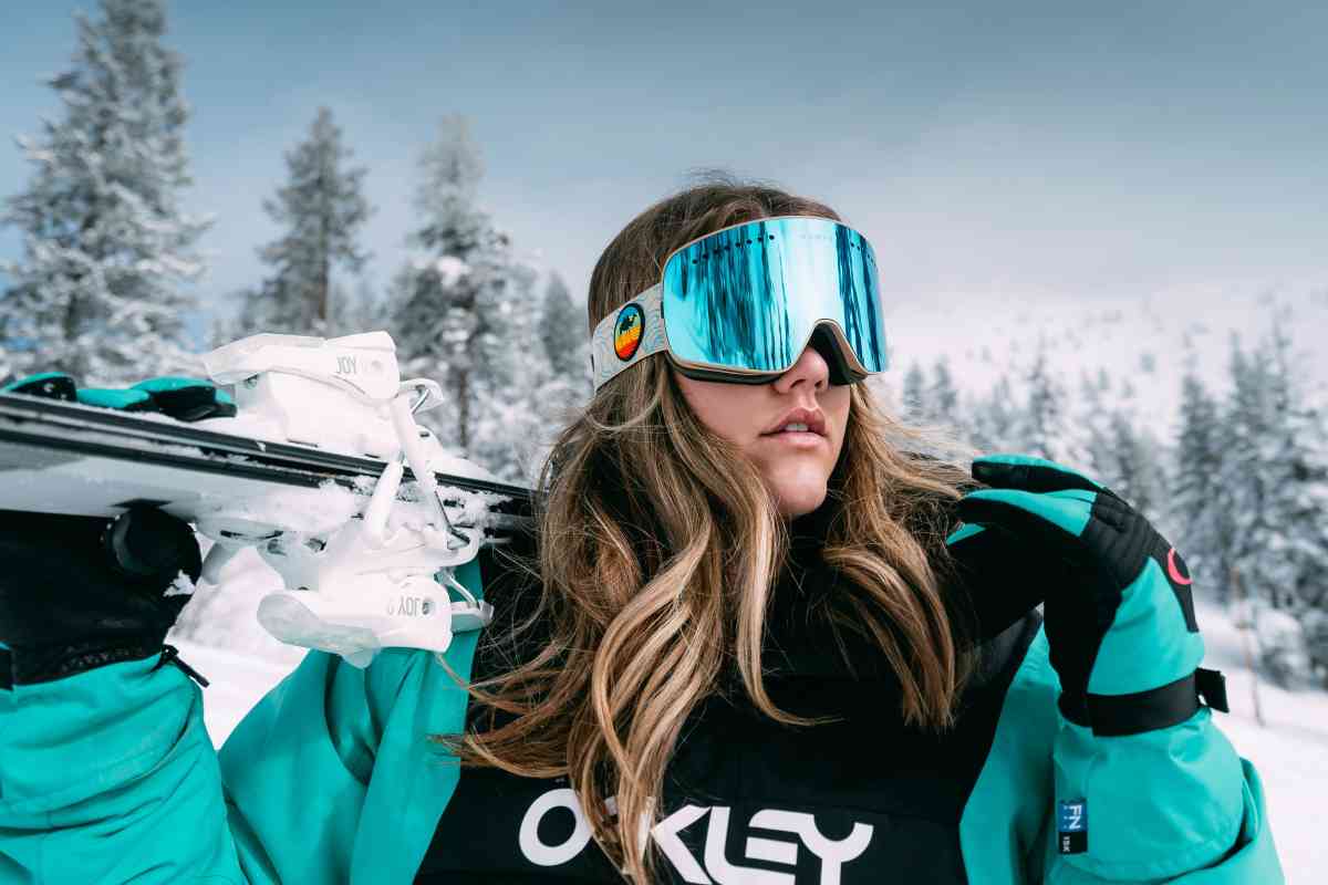 Una donna sulle piste da sci (ph Unsplash)