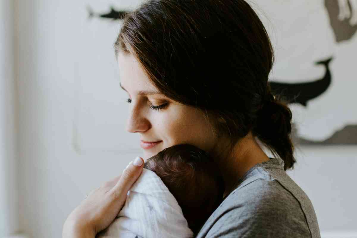 Una mamma con il suo bambino (ph Unsplash)