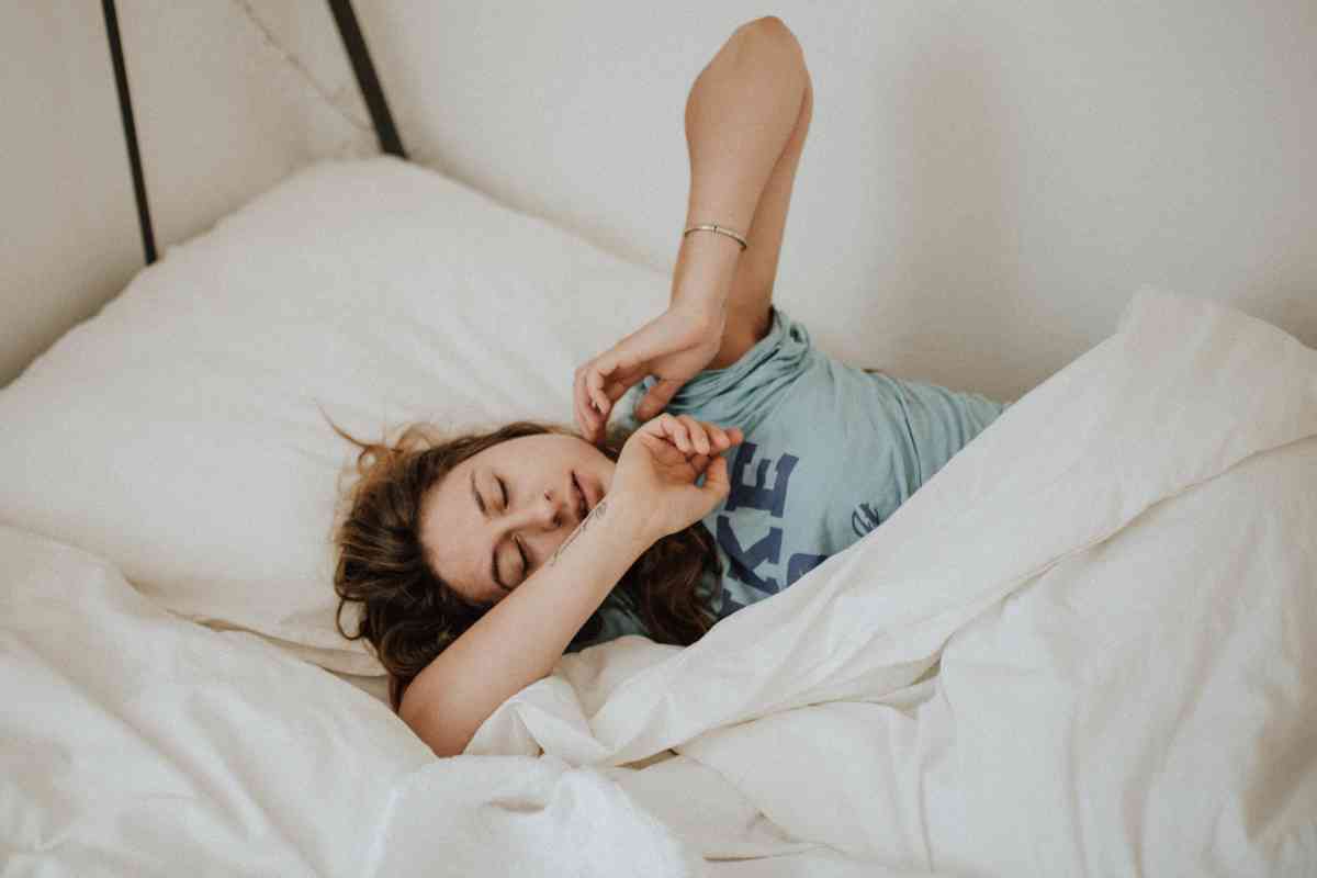Una donna appena sveglia (ph Unsplash)