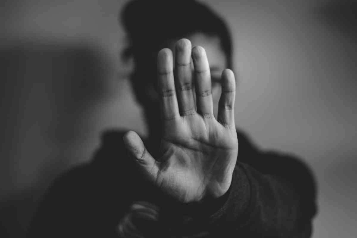 Una donna dice no alla violenza (ph Unsplash)