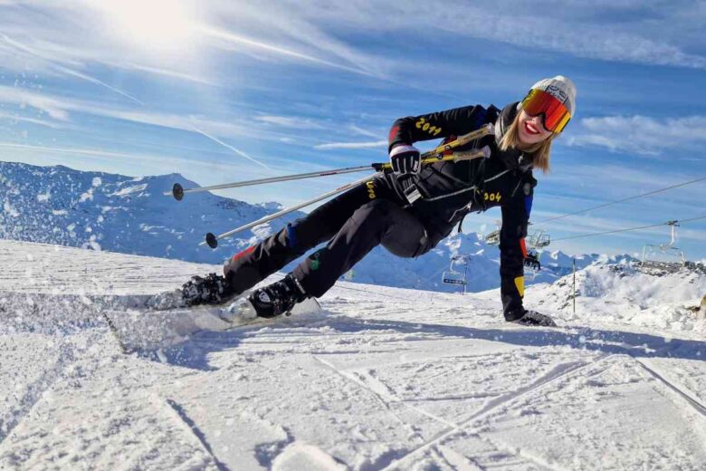 Una donna in vacanza sulla neve (ph Unsplash)