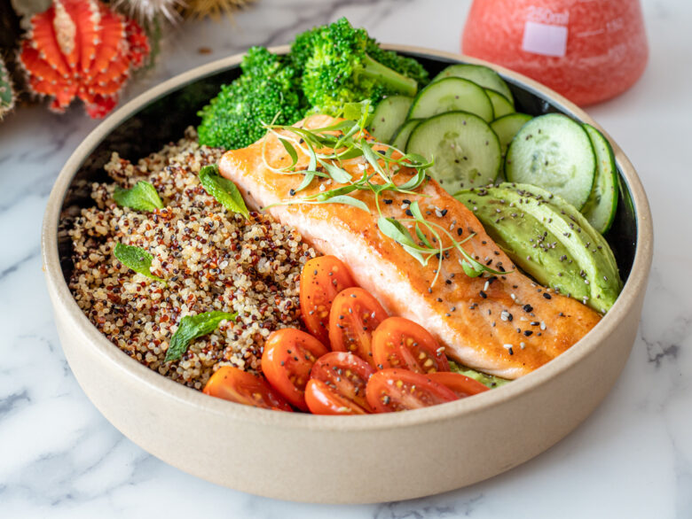 Quinoa con verdure e salmone