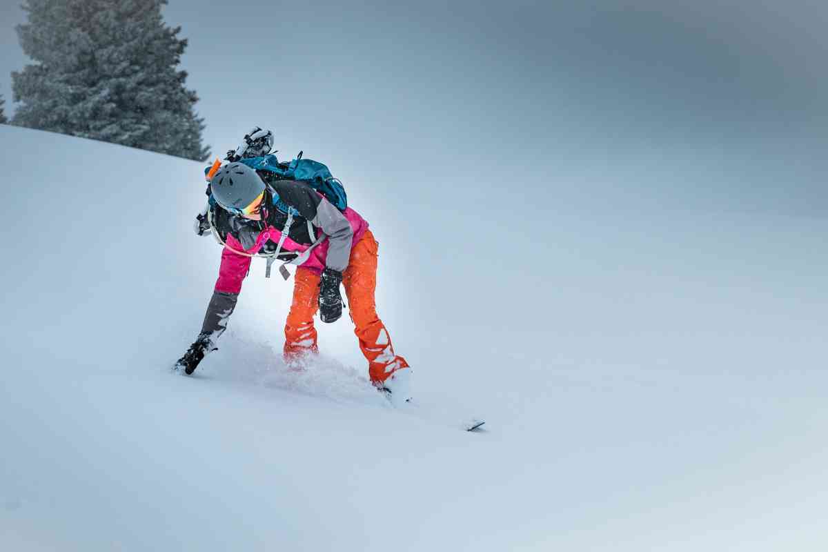 Una donna in vacanza sulla neve (ph Unsplash)
