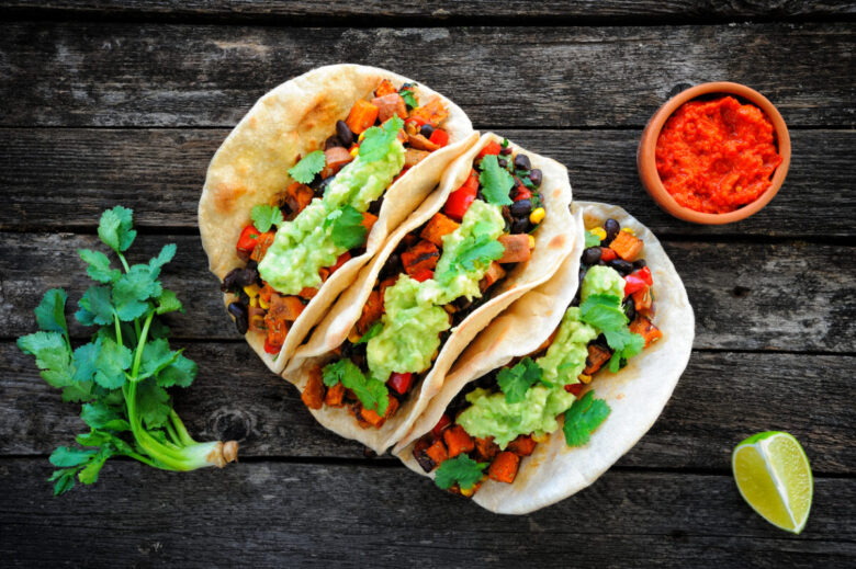 Tacos vegetariani, con chili veg e salse golose