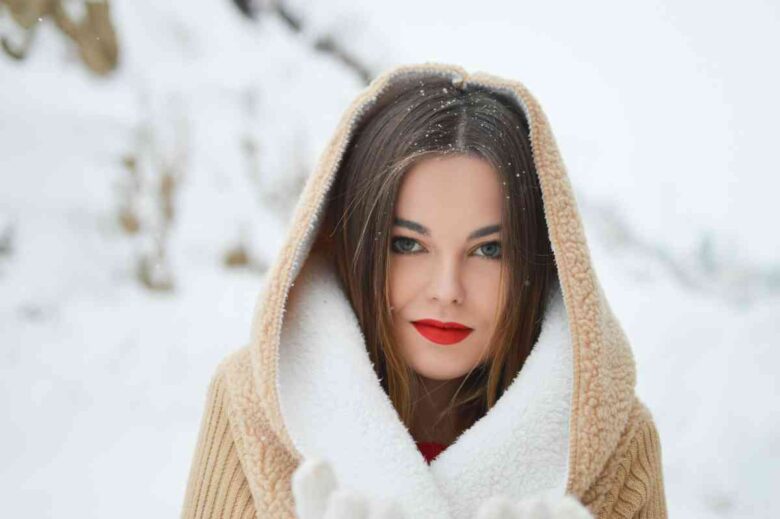 Una ragazza sulla neve (ph. Unsplash)