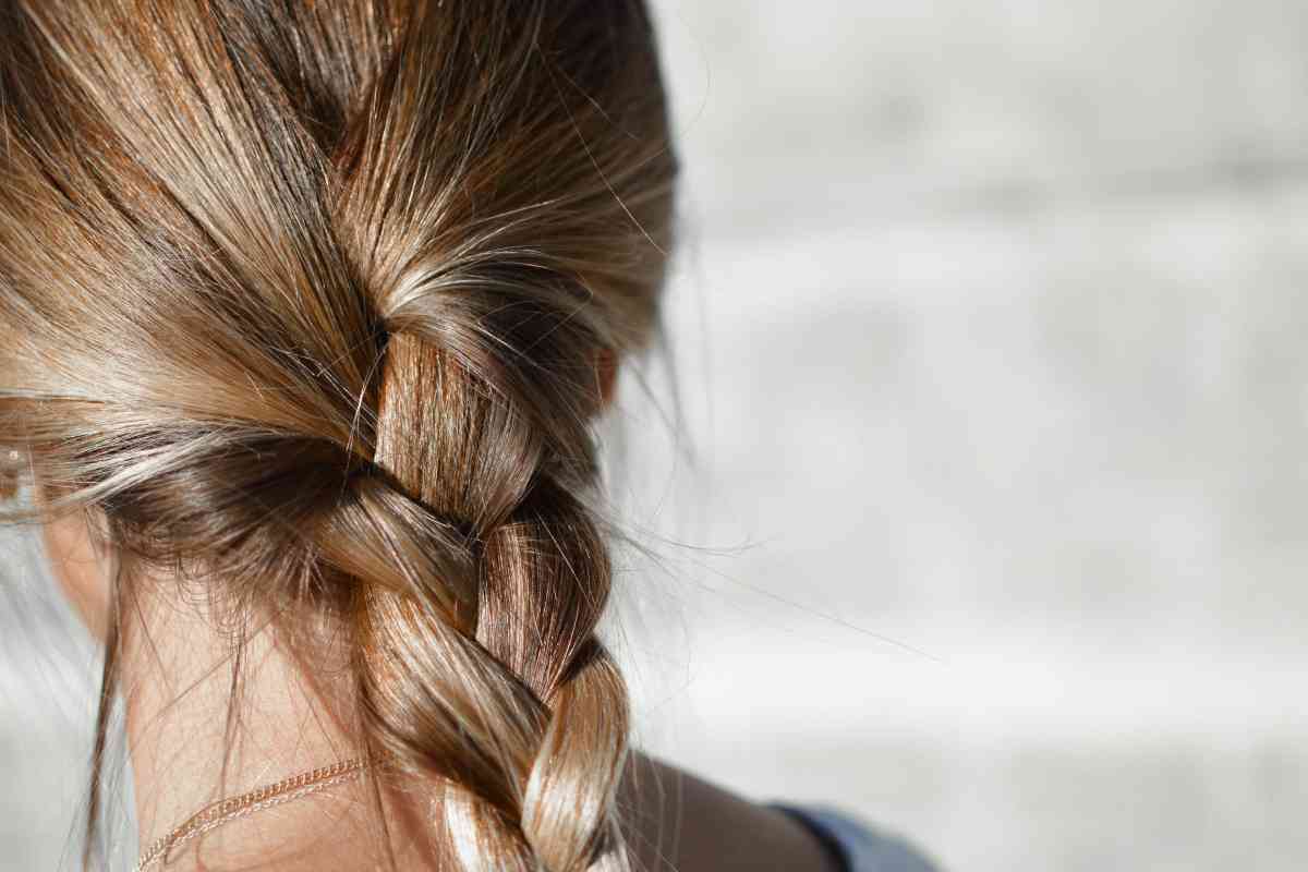 Una ragazza con i capelli lunghi (ph Unsplash)