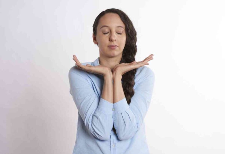 Una donna fa yoga (ph. Pixabay)