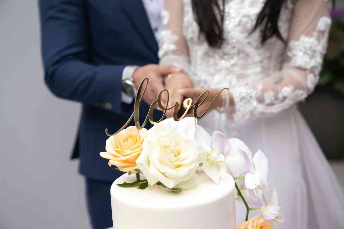 Due sposi tagliano la torta (ph Unsplash)