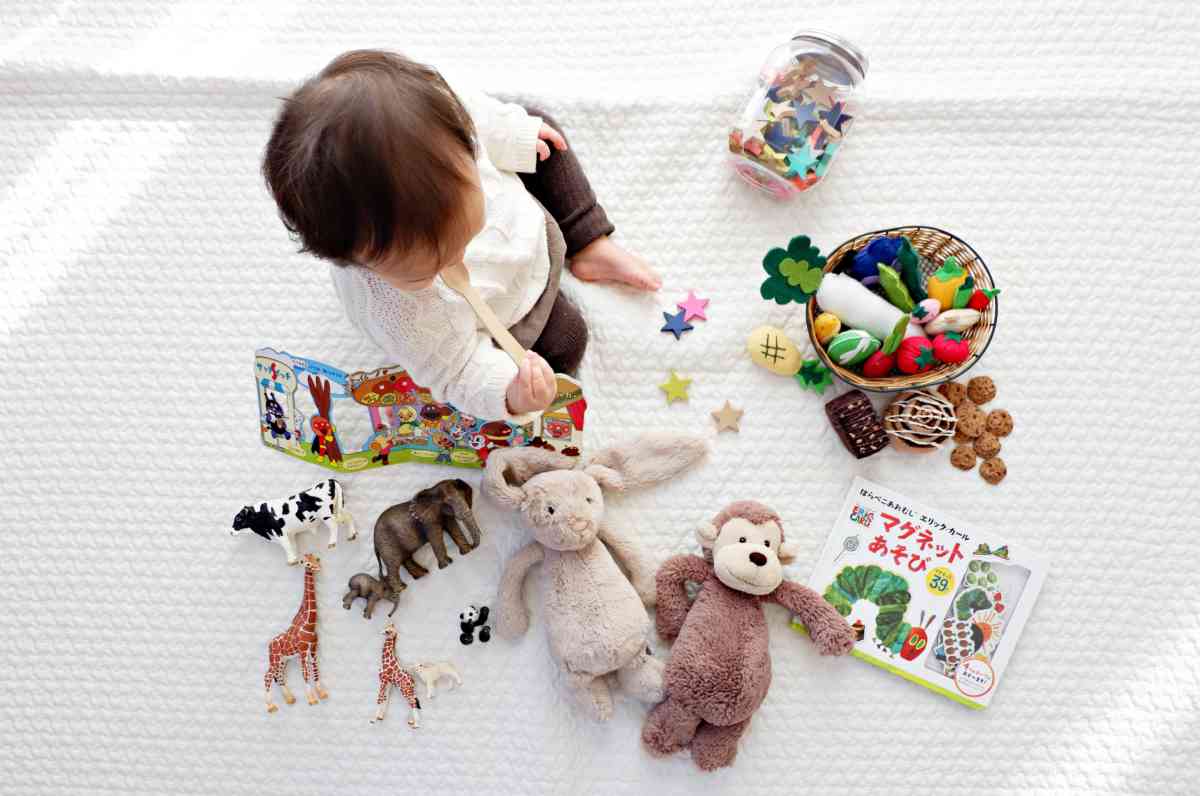 Un bambino che gioca (ph Unsplash)