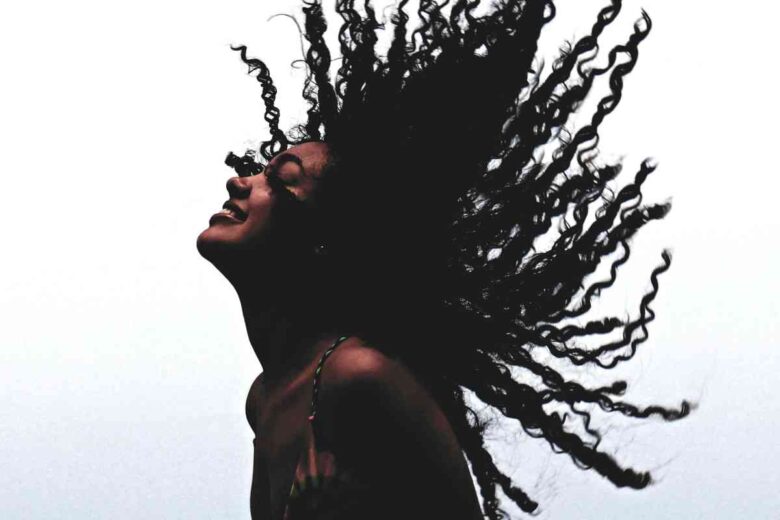 Una ragazza con i capelli ricci (ph Unsplash)