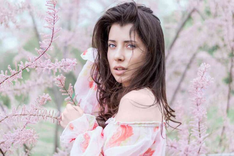 Una ragazza con un taglio di capelli kitty cut (ph Unsplash)