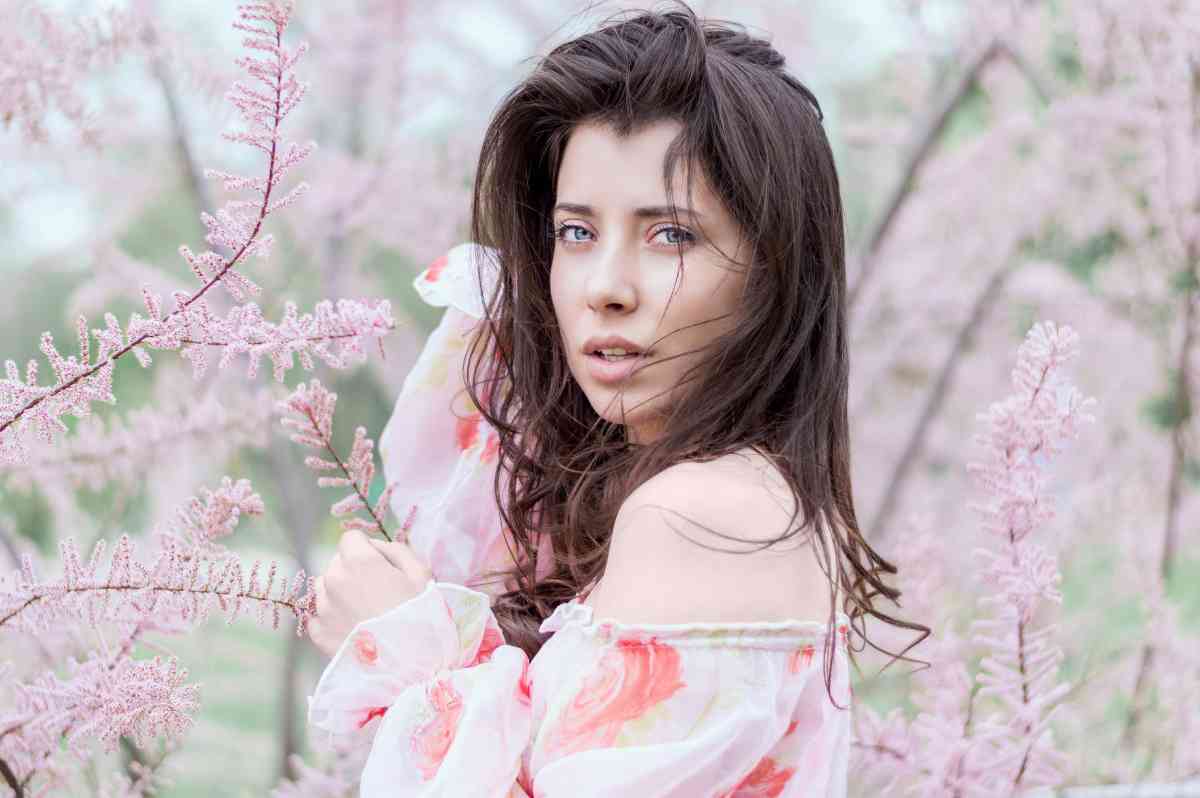 Una ragazza con un taglio di capelli kitty cut (ph Unsplash)