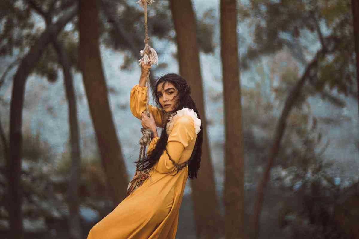 Una donna su una liana (ph Unsplash)