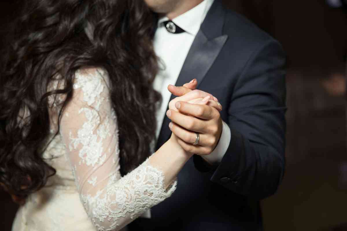 Una coppia nel giorno del matrimonio (ph Unsplash)