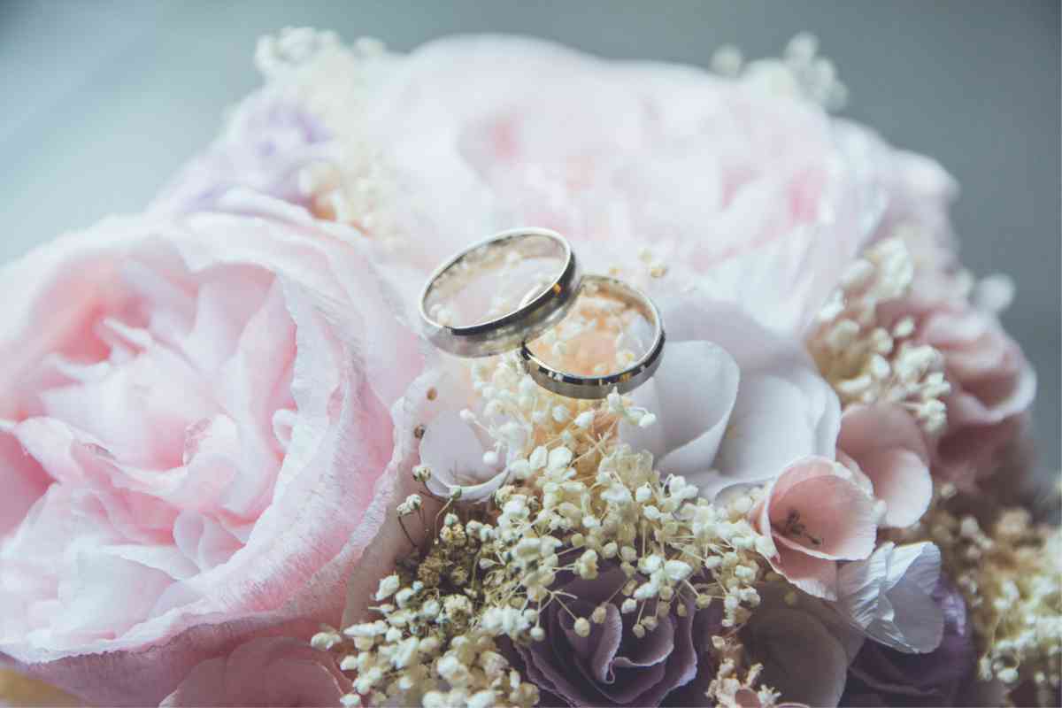 Un bouquet della sposa con le fedi (ph Unsplash)