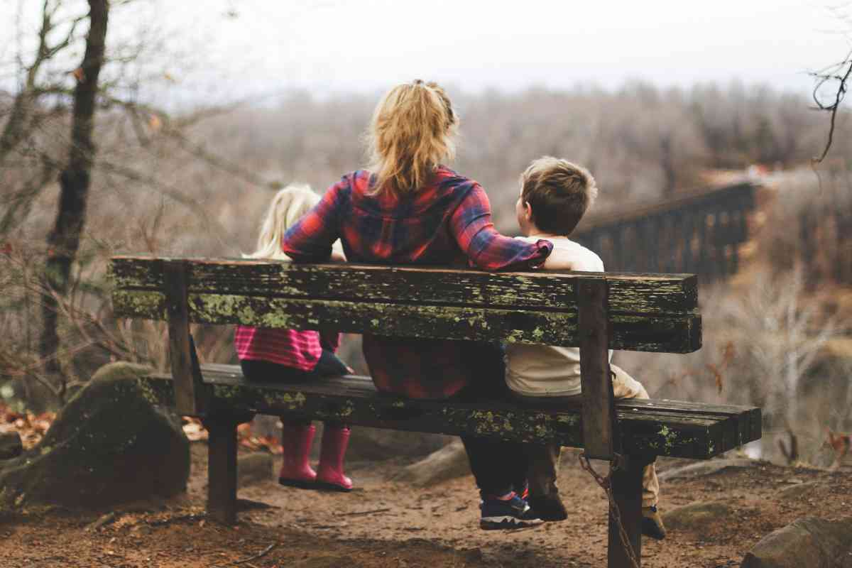 Una madre parla con i figli (ph. Unsplash)