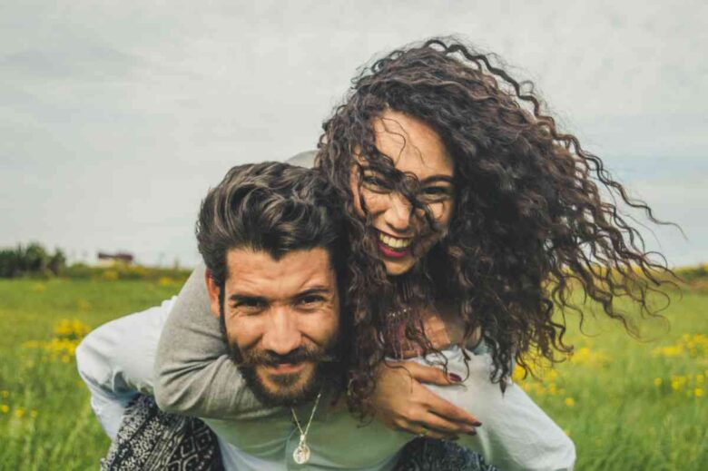 Una coppia felice (ph Unsplash)