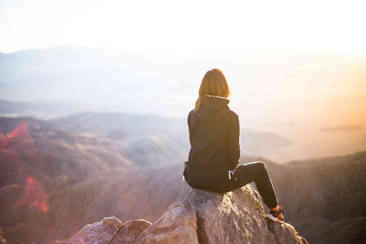 Una donna in vacanza (ph Unsplash)