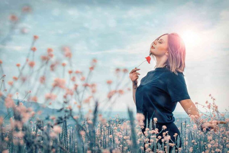 Una donna in vacanza (ph Unsplash)