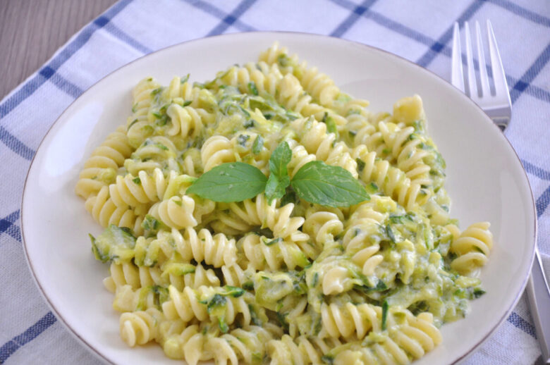 Fusilli con crema di piselli e menta
