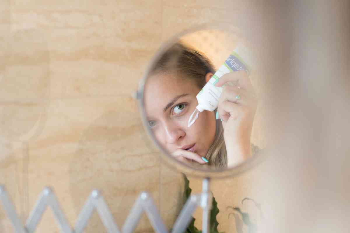 Una donna cura il proprio viso (ph Unsplash)