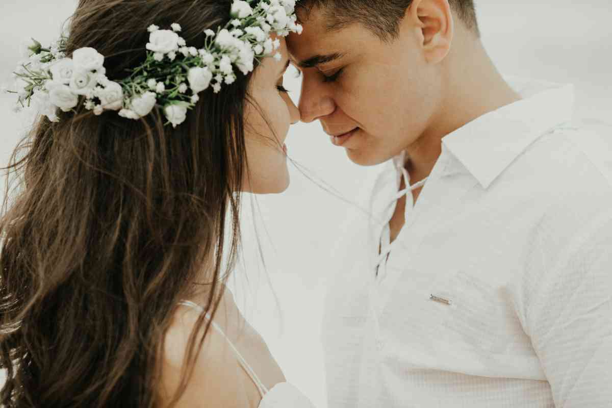 Una coppia di sposi (ph Unsplash)