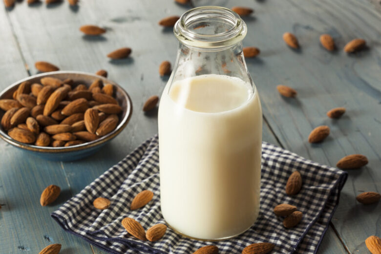 Latte di mandorla fatto in casa: la ricetta