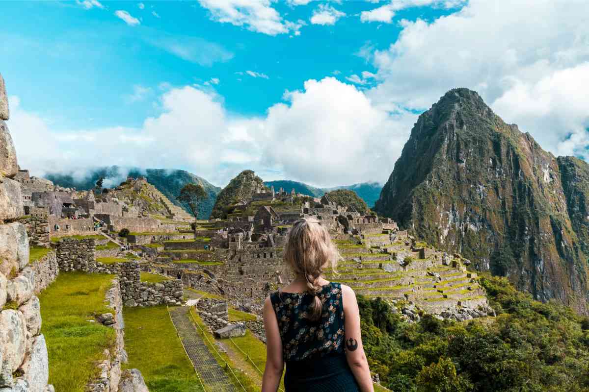 Una donna in vacanza in Perù (ph Unsplash)