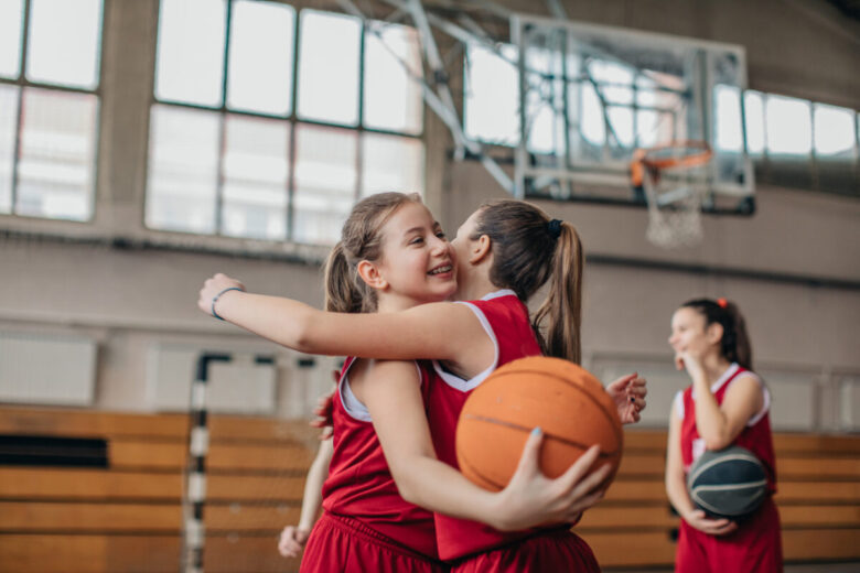 due adolescenti che giocano a basket