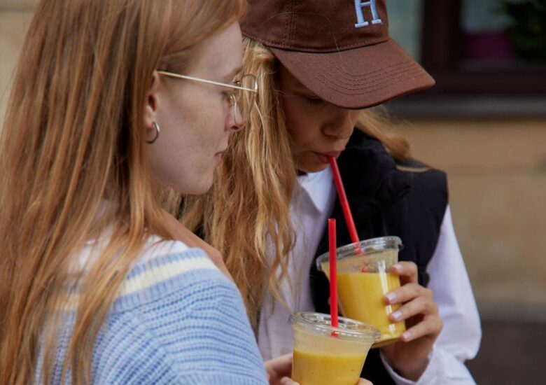 ragazze che bevono un frullato