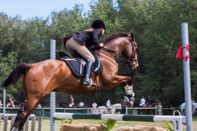 ragazza a cavallo durante una gara di equitazione