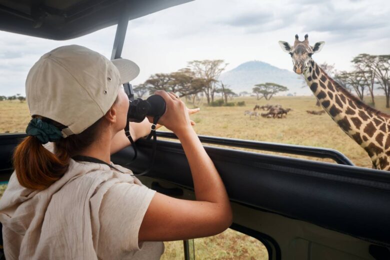 Una turista in Kenya (ph iStock)